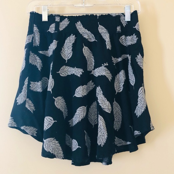 H&M Dresses & Skirts - H&M Black and White Feather Skirt with Belt loops
